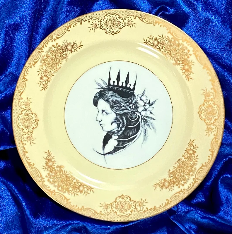 eco-friendly porcelain cups for outdoor events -Black Veil: Vintage gold and cream queen of bats plate